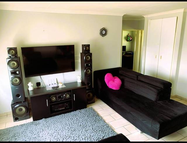 2 BEDROOM COMPLEX FOR SALE IN BOKSBURG WEST
